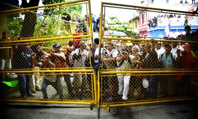 Nielegalni imigranci szturmują bramę na granicy Gwatemali z Meksykiem