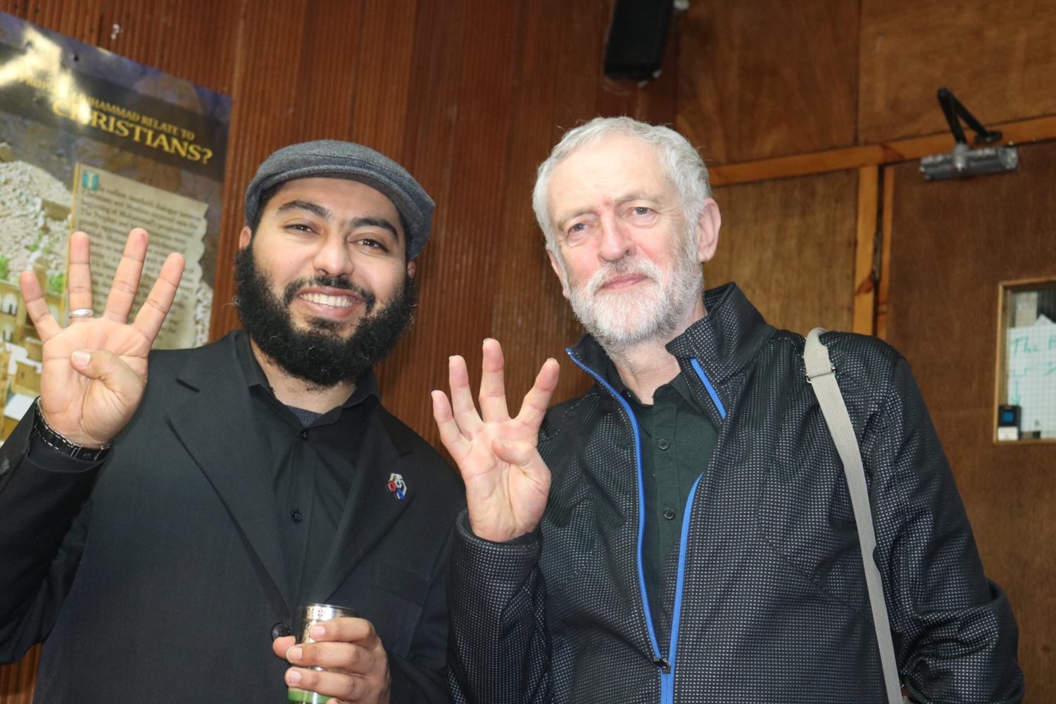 Jeremy Corbyn, lider Partii Pracy, z symbolem Rabia, egipskiego Bractwa Muzułmańskiego (zdj. Blurrech CC BY-SA 4.0 )