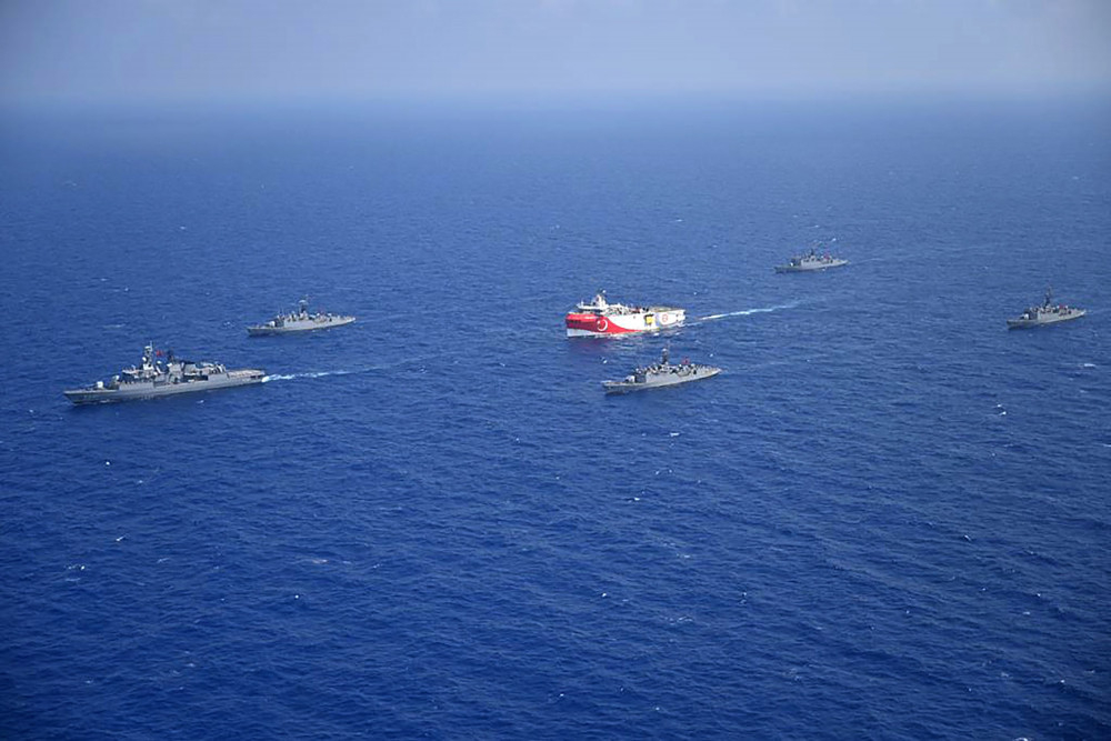 Turecki statek Oruç Reis do badania dna w towarzystwie okrętów wojennych ("AFP PHOTO /TURKISH DEFENCE MINISTRY)
