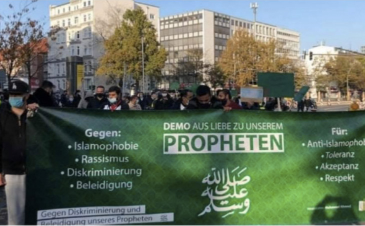 Demonstracja w Hamburgu przeciwko karykaturom Mahometa (zdj. fb Al-Azhari) Islamscy radykałowie.