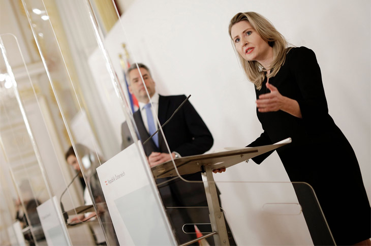 Rząd Austrii ogłasza pakiet antyterrorystyczny. Od lewej ministrowie Karl Nehammer i Susanne Raab (zdj. Andy Wenzel/BKA)