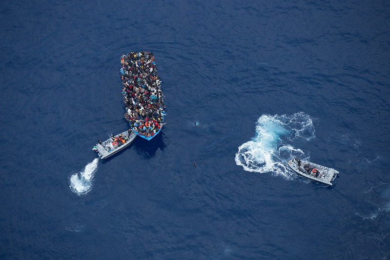 Ratowanie przeludnionych łodzi imigrantów na Morzu Śródziemnym czy operacje pushback, 2015 (zdj. ilustracyjne, Massimo Sestini, Flickr)
