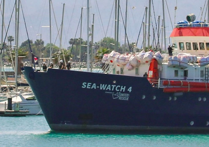 Statek Sea Watch 4 opuszcza Barcelonę, na dziobie powiewa Antifa (zdj. Twitter)