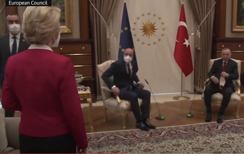 Stojąca Ursula von der Leyen oraz siedzący Charles Michele i Recep Tayyip Erdogan. (zdj. YT)