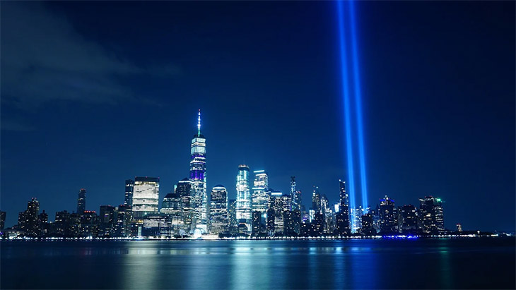 Światła na Manhattanie. Hołd oddany dwóm wieżom WTC zniszczonym 9/11 (zdj. Pixabay)