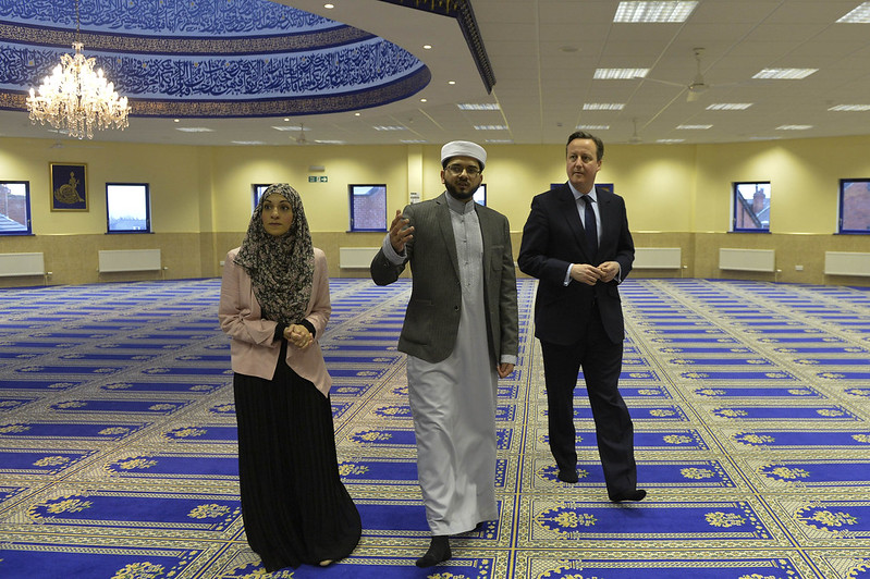 Premier David Cameron odwiedza meczet Makkah w Leeds oprowadzany przez imama Qari Assima, 2016 (zdj. Flickr/Number10)